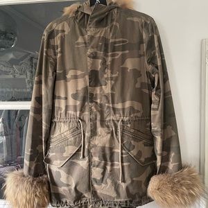 Fur hemmed (detachable) hood and sleeve rim. Camouflage cot/jacket